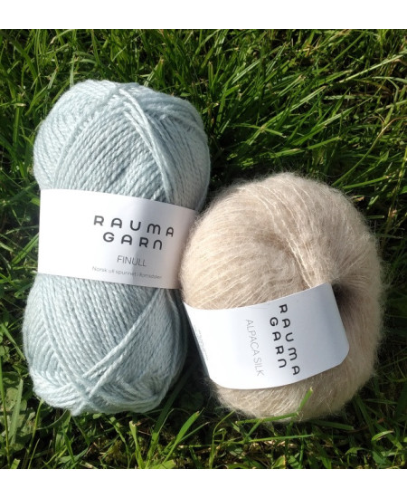 STRIKKEPAKKE KATRINE VENDBAR LUE LYS BLÅ/BEIGE