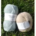 STRIKKEPAKKE KATRINE VENDBAR LUE LYS BLÅ/BEIGE
