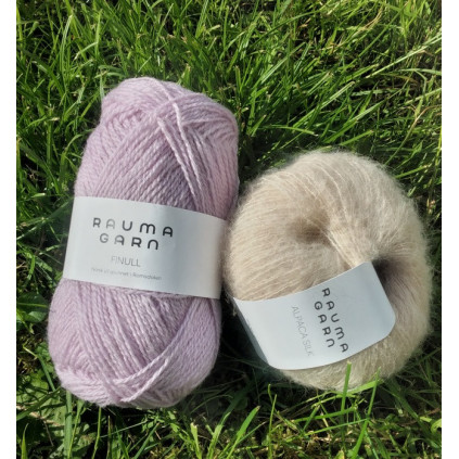 STRIKKEPAKKE KATRINE VENDBAR LUE  LYS LILLA/BEIGE